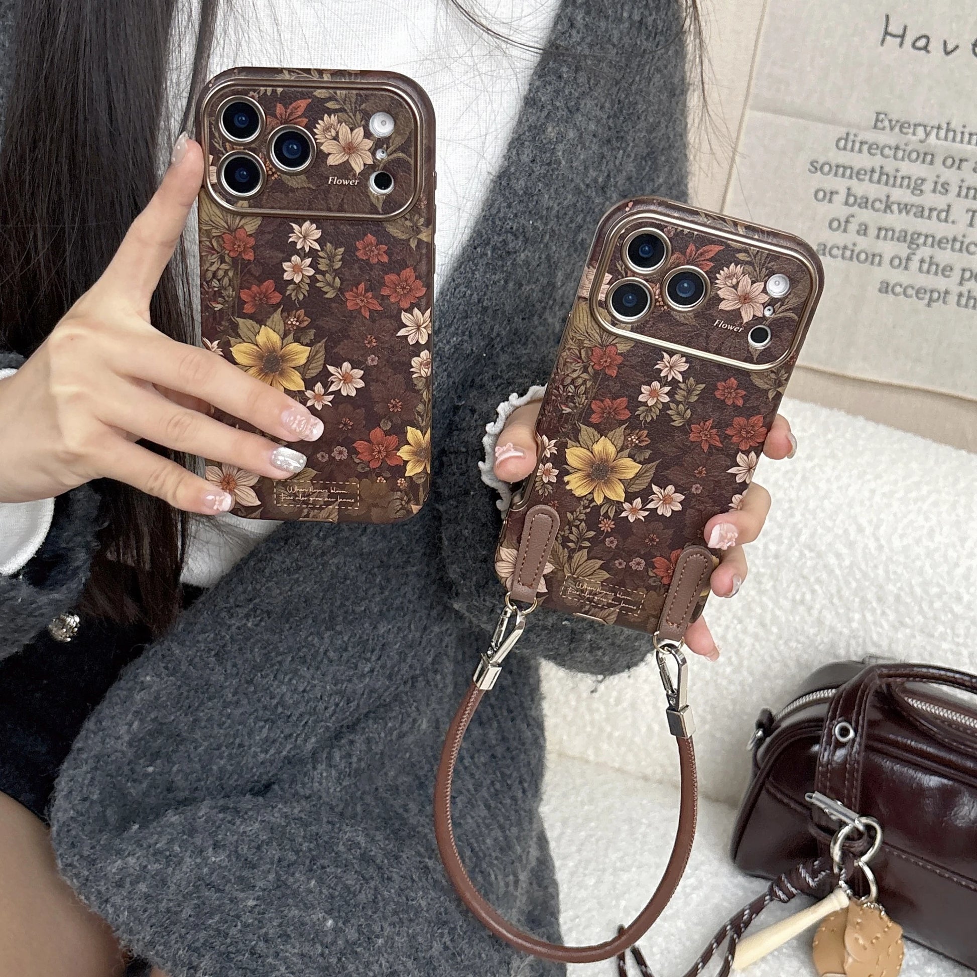 Capa para Celular Retrô Floral em Couro para iPhone