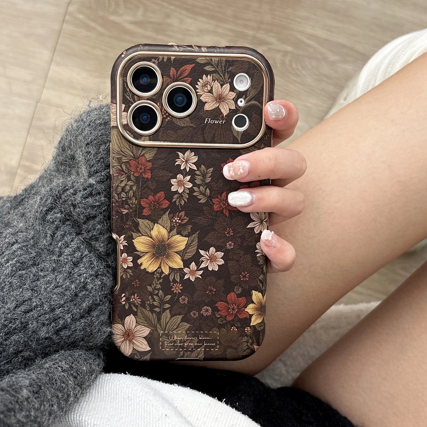 Capa para Celular Retrô Floral em Couro para iPhone