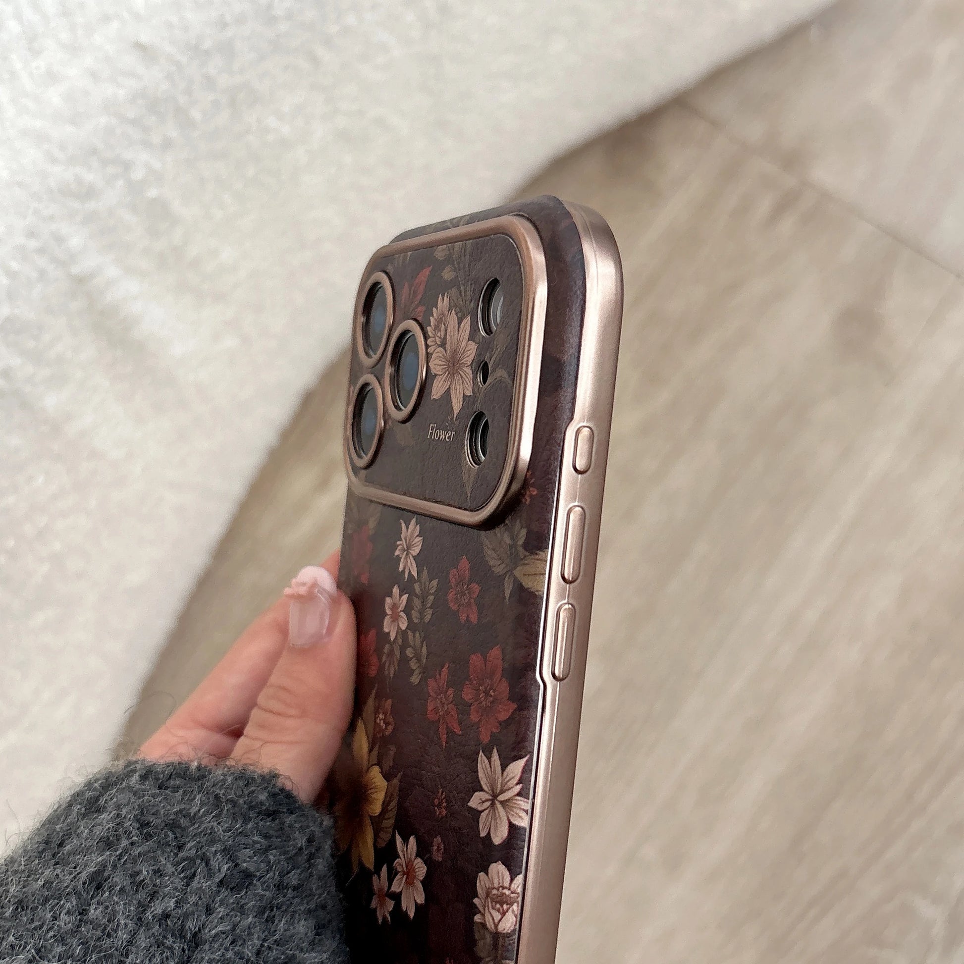 Capa para Celular Retrô Floral em Couro para iPhone