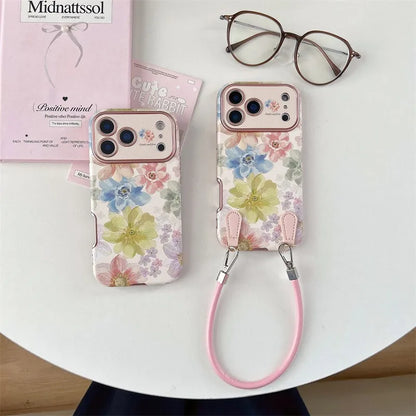 Case iPhone JardimAteliê com flores pintadas e alça de pulso