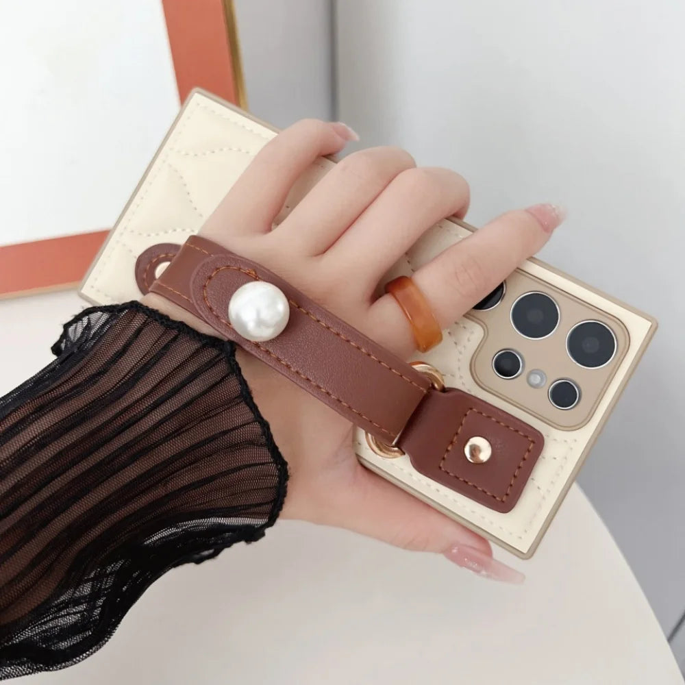 Capa Luxuosa Onda Retrô para Samsung S23 S24 S25 Ultra Plus com Alça Pérola