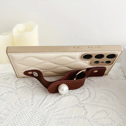 Capa Luxuosa Onda Retrô para Samsung S23 S24 S25 Ultra Plus com Alça Pérola