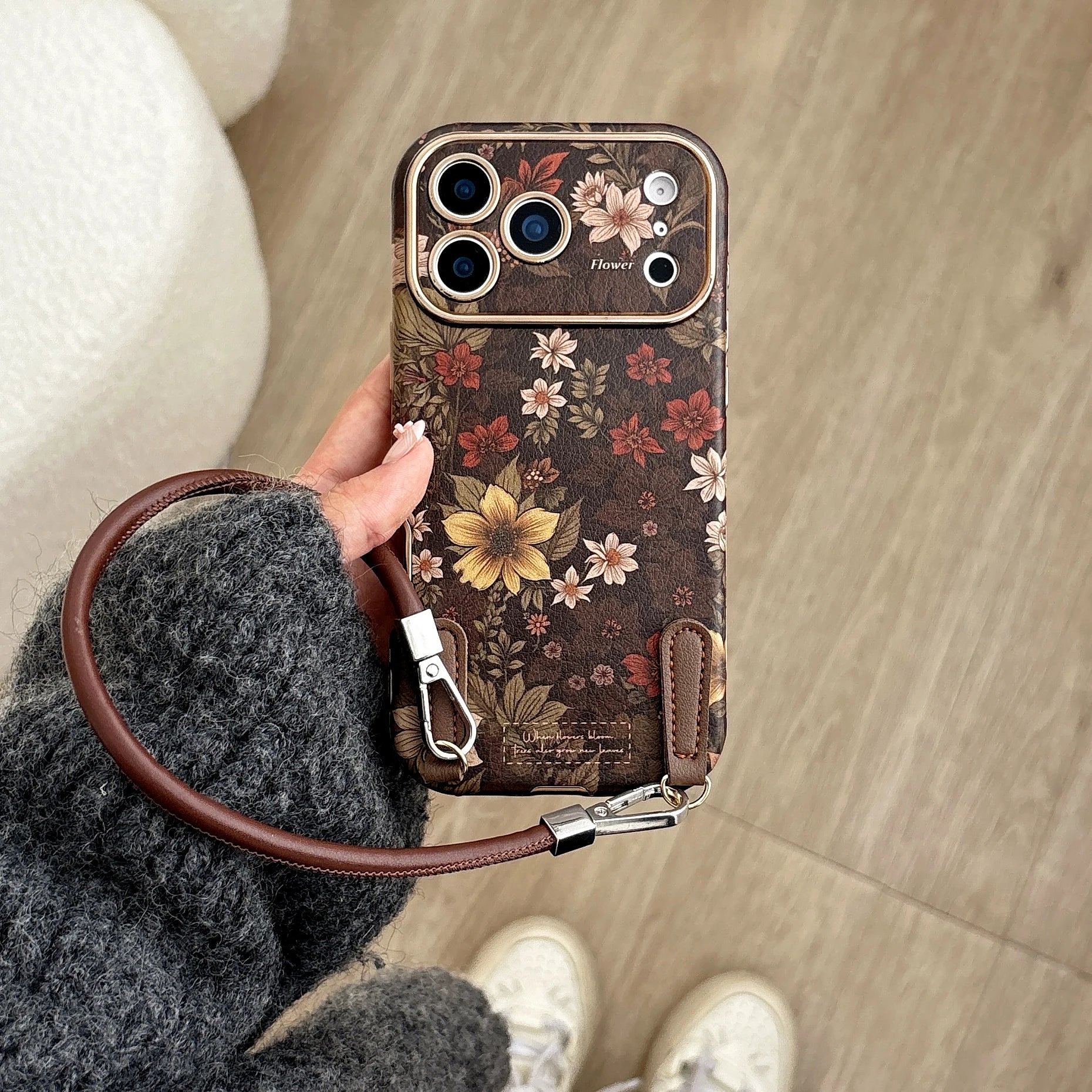 Capa para Celular Retrô Floral em Couro para iPhone