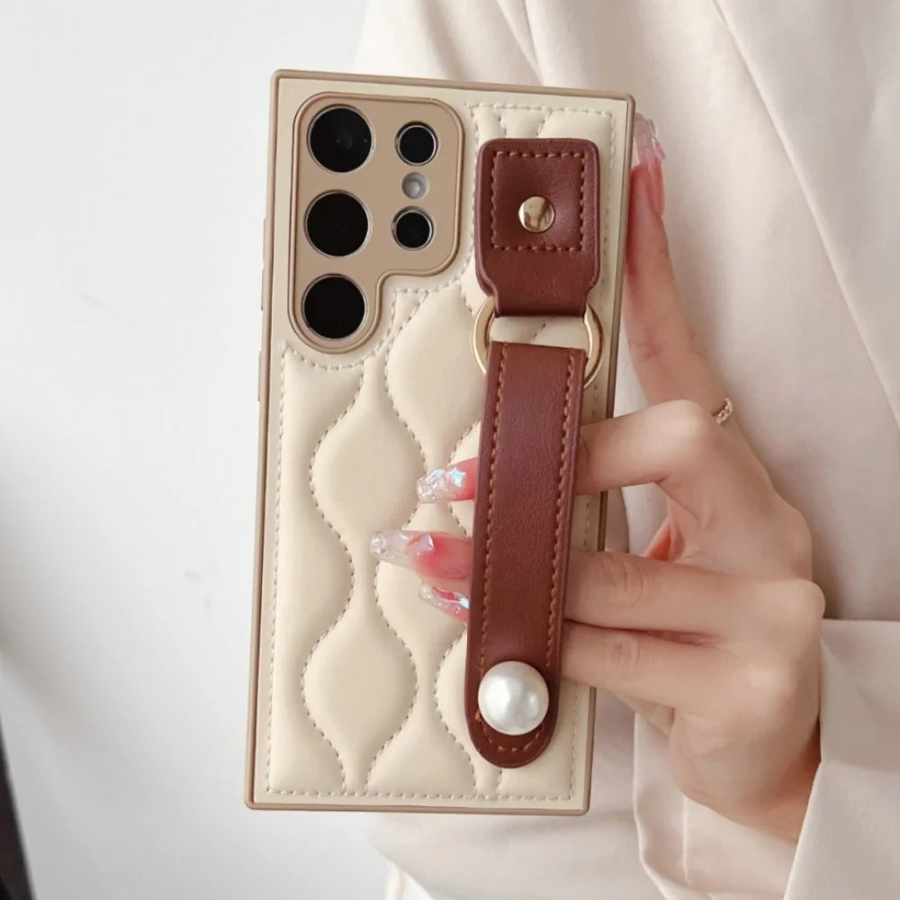 Capa Luxuosa Onda Retrô para Samsung S23 S24 S25 Ultra Plus com Alça Pérola