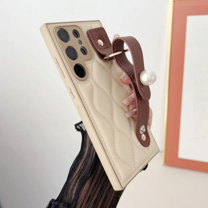 Capa Luxuosa Onda Retrô para Samsung S23 S24 S25 Ultra Plus com Alça Pérola