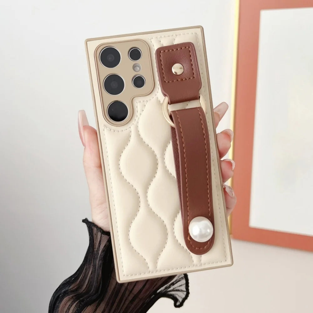 Capa Luxuosa Onda Retrô para Samsung S23 S24 S25 Ultra Plus com Alça Pérola